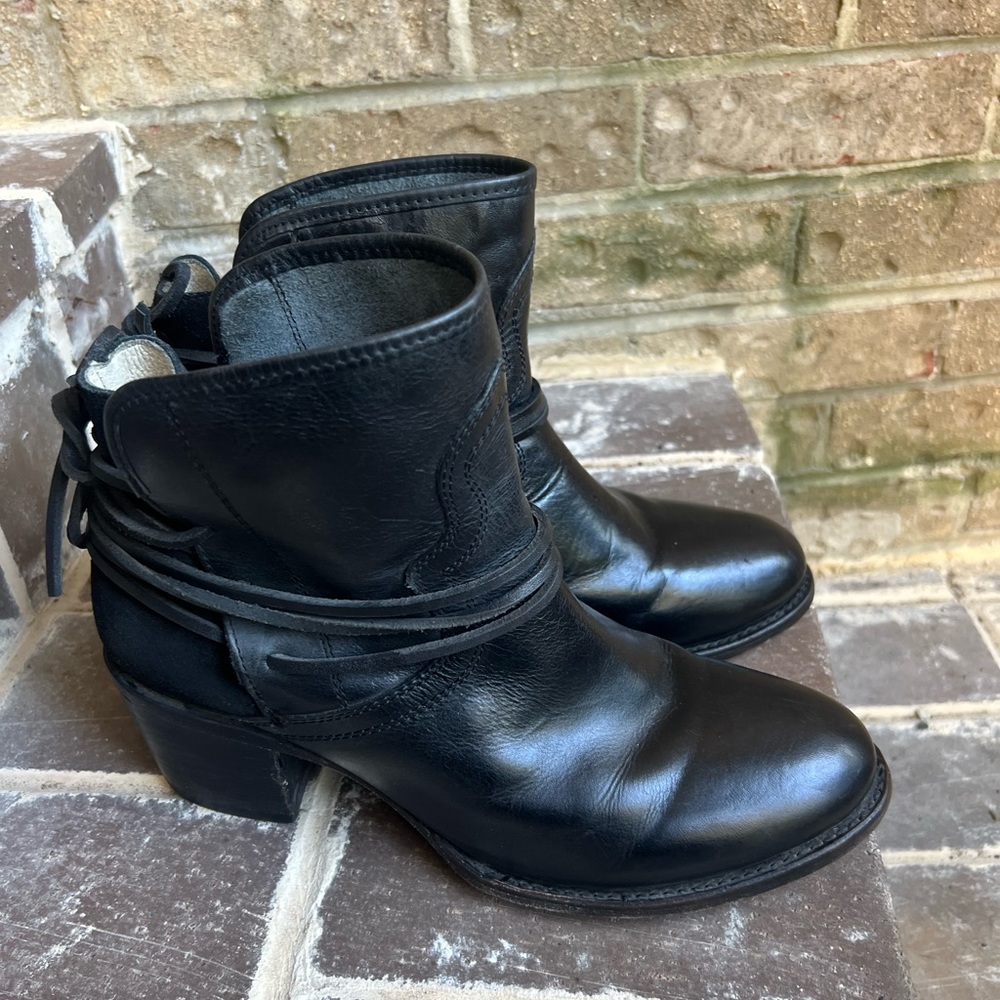 Freebird by Steven Black leather stack heel w/ lace up detail ankle boots sz 11